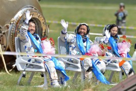 Экипаж «Шэньчжоу-10» (Чжан Сяогуан, Не Хайшэн и Ван Япин) сразу после приземления.