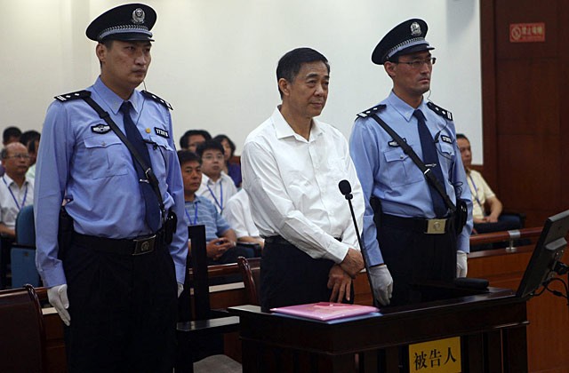 Бо Силай заслушивает приговор о пожизненном заключении
