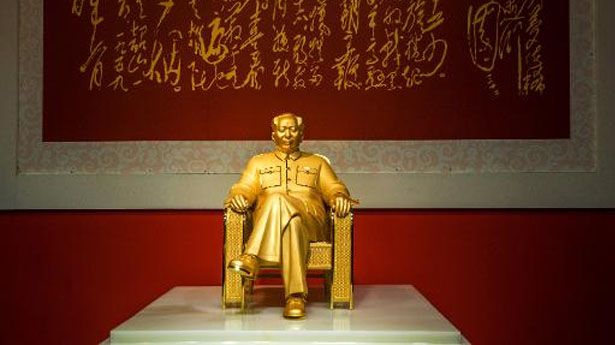 Золотая статуя Мао Цзэдуна стоимостью более 16 миллионов долларов, изготовленная к 120-летию со дня рождения первого председателя КНР. Фото: AFP