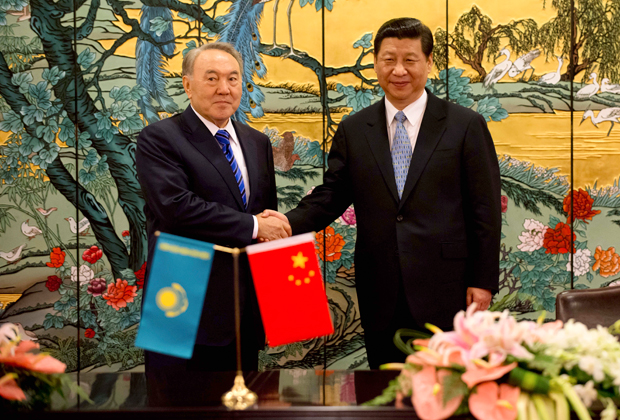 Президент Казахстана Нурсултан Назарбаев и председатель КНР Си Цзиньпин на подписании Декларации о развитии стратегического партнёрства в сентябре 2013 года.