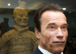 Арнольд Шварценеггер в музее терракотовой армии императора Цинь Шихуанди в Сиане пародирует выражение лица статуи