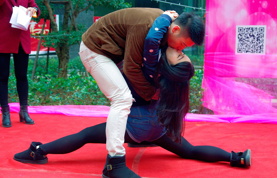Пара принимает участие в конкурсе поцелуев во время рождественских праздников в городе Ухань провинции Хубэй. Целуясь в самых разных позах, участники соревнования имеют шанс получить приз в пятнадцать тысяч юаней