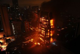 В центре Гуанчжоу полностью сгорело 25-этажное здание