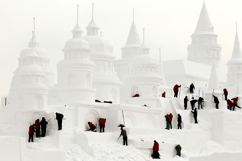 Рабочие строят снежный замок в городе Чанчунь, провинция Цзилинь