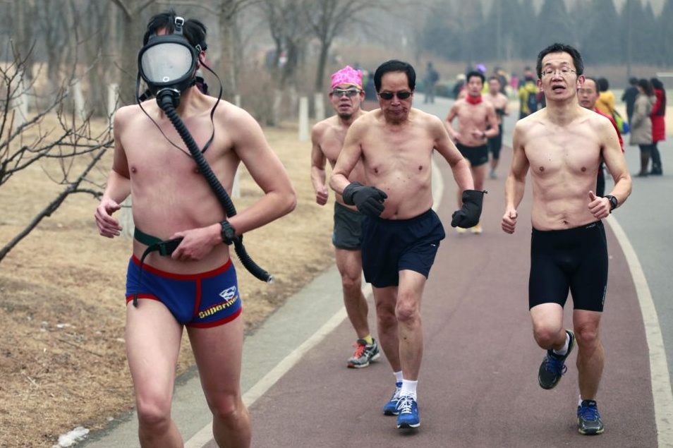 23 февраля в пекинском олимпийском парке прошел «Марафон голых свиней», призванный пропагандировать здоровый образ жизни. Это проходящий уже третий год подряд забег на дистанцию 3,5 километра, в котором могут принять участие все желающие. В этом году из-за сильного смога многие его участники были в масках, респираторах и даже противогазах.
