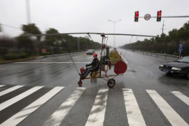 Мужчина тестирует самодельный летательный аппарат на окраине Шанхая. На создание своего изобретения он потратил 8 месяцев и 40 тысяч юаней ($6,500).