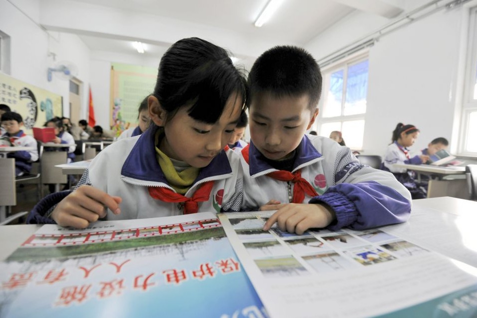 Ученики одной из школ города Тяньцзинь. В понедельник миллионы китайских школьников вернулись к занятиям после продолжительных каникул во время китайского Нового года.