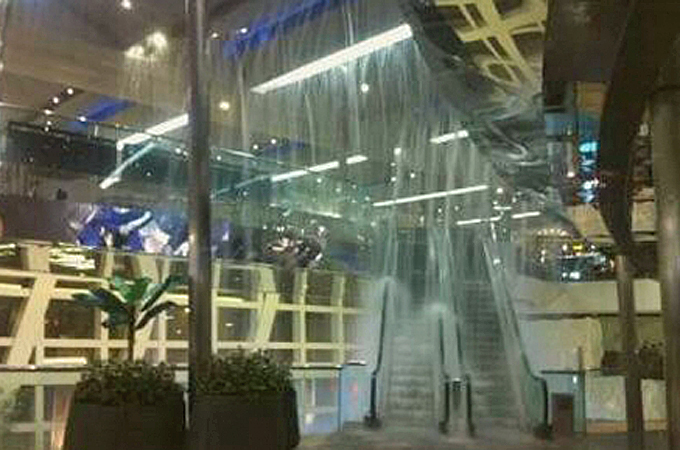Сильный град разбил стеклянную крышу в торговом центре в Гонконге. Фото: Shouth China Morning Post