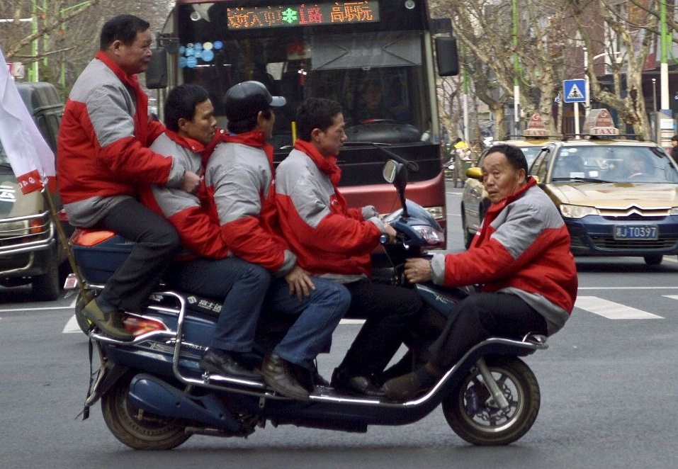 Пятеро мужчин едут на скутере в Чандэ, провинция Хунань
