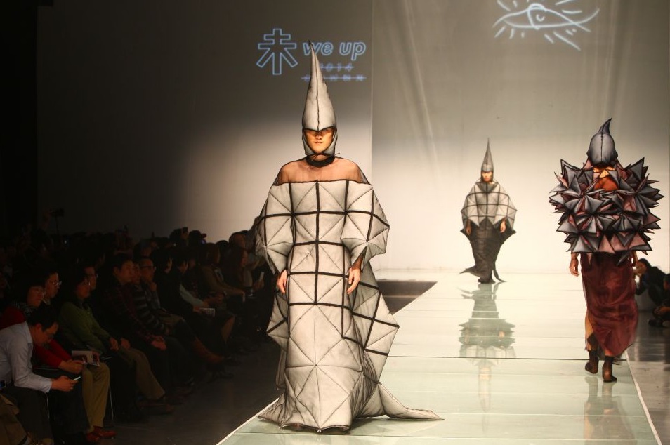 Модели презентуют дизайнерскую одежду на Неделе моды в Пекине. 