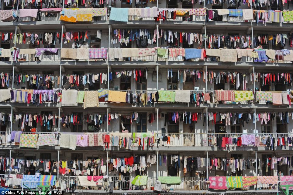 Китайские студенты отсылают грязную одежду для стирки домой