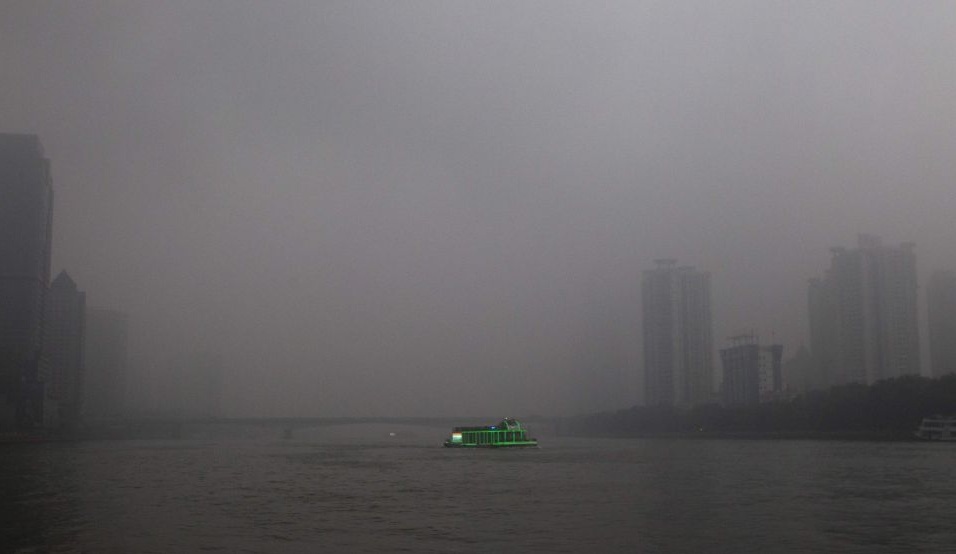 Прогулочный корабль плывет по Жемчужной реке в Гуанчжоу. В последние дни в городе установился сильный туман.