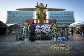 Цветы на площади перед железнодорожным вокзалом в Куньмине в память о жертвах террористической атаки, произошедшей 28 февраля