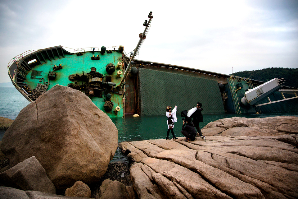 Косплей на фоне затонувшего сухогруза Sunrise Orient, перевозившего цемент из провинции Гуандун в Индонезию. Судно налетело на скалы недалеко от Гонконга после того, как весь экипаж покинул его из-за боязни потопления. 