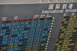 Табло прилета в аэропорту Пекина показывает задержку рейса пропавшего «Боинга» авиакомпании Malaysia Airlines.