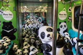 Инсталляция из бумажных панд в метро Тайбэя в рамках Мирового тура в поддержку этих редких животных