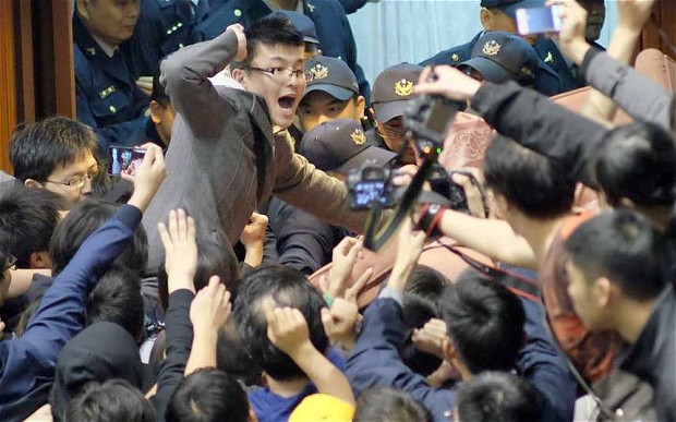 На Тайване противники свободной торговли с Китаем захватили здание парламента