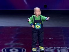 3-летний мальчик покорил китайский интернет своим танцем [ВИДЕО]