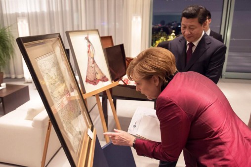 Ангела Меркель дарит Си Цзиньпину старинную карту Китая 1735 года. Фото: Getty Images