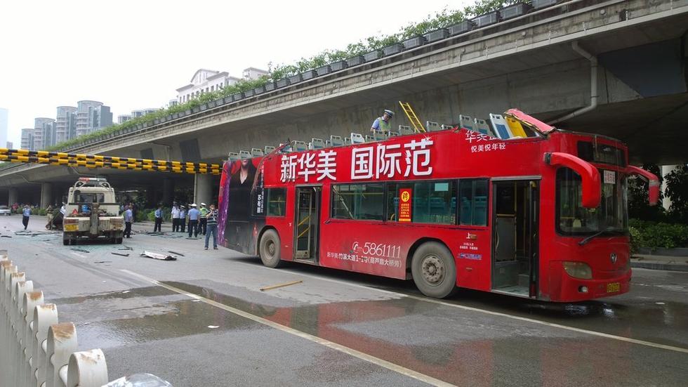 В городе Наньнин (Гуанси-Чжуанский автономный район) двухэтажный автобус врезался в ограничивающую высоту раму. В результате у автобуса сорвало крышу, пострадали 12 пассажиров. Фото: Guangyou/CFP
