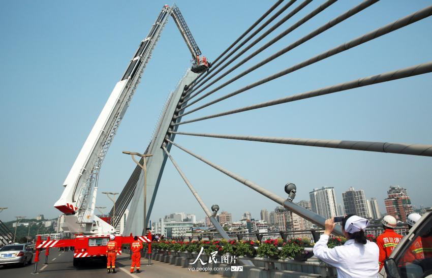 Китаец с 30-метровой высоты «пустил на ветер» 10 тысяч юаней 