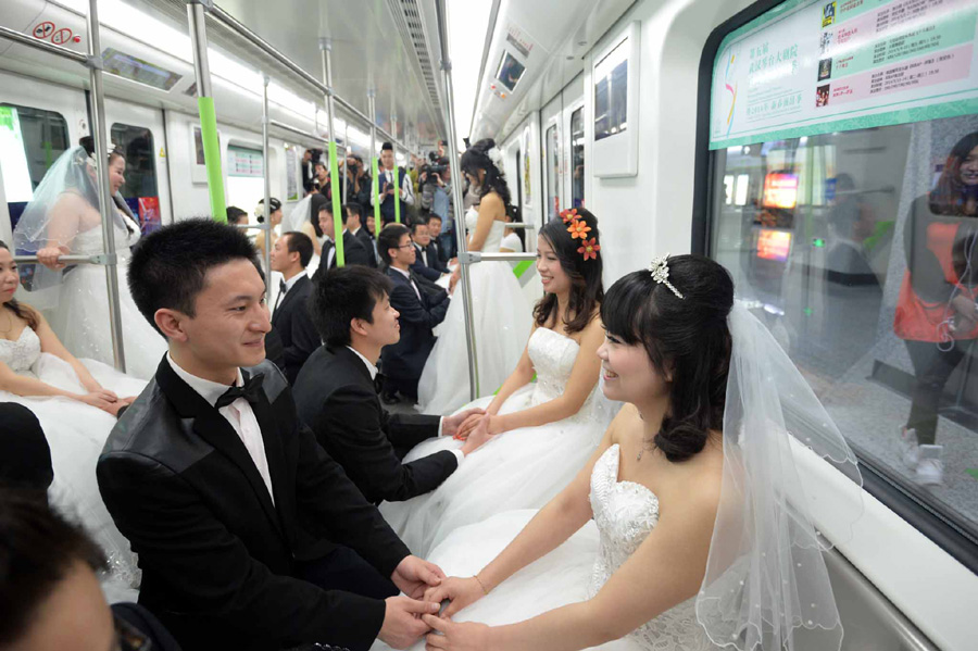 Власти города Ухань (провинция Хубэй) решили отметить 10-летие городского метрополитена, организовав в нем массовую свадьбу. На предложение сыграть свадьбу под землей откликнулись 14 пар. Фото: Hu Weiming/Asianewsphoto