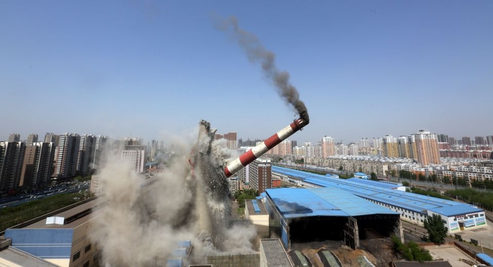 150-метровая дымовая труба элетростанции в Шэньяне была снесена, чтобы заменить ее на более экологичную. 
