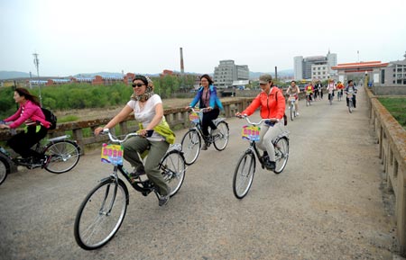 В Китае организовали велосипедные туры в КНДР