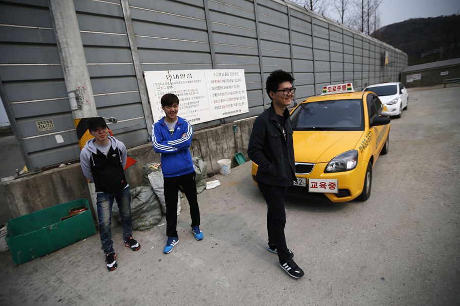 Китайские курсанты ждут свой очереди на тренировочной площадке по вождению автомобилей в южнокорейском городе Сихын. Фото: China Daily