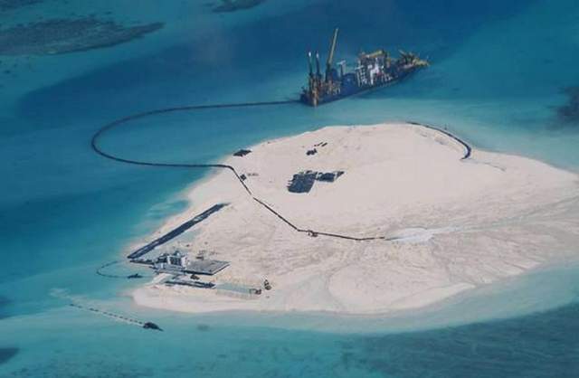 Китай создает искусственный остров в спорной акватории Южно-Китайского моря