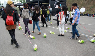 СМИ: Китайские подростки выгуливают капусту из-за одиночества