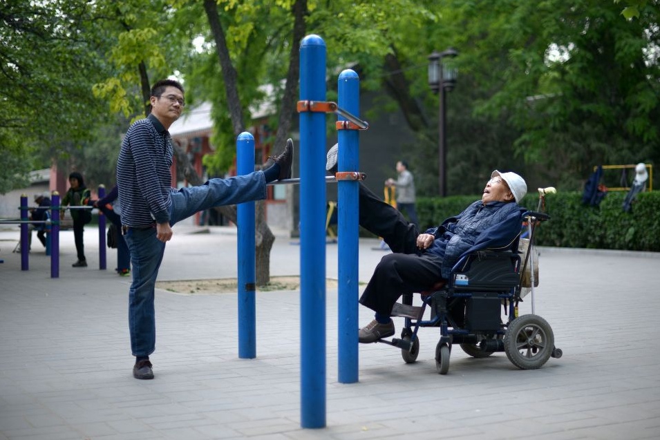 Жители Пекина делают зарядку в одном из парков.