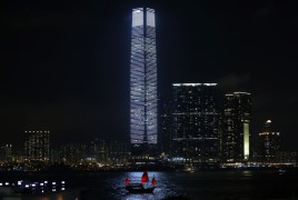 Самое высокое здание Гонконга (Международный коммерческий центр ICC) во время светового шоу от немецкого постановщика Carsten Nicolai в рамках проходящей там в эти дни ярмарки современного искусства Art Basel.