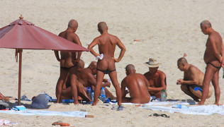 Китайские нудисты мешают отдыхать туристам на пляжах Хайнаня
