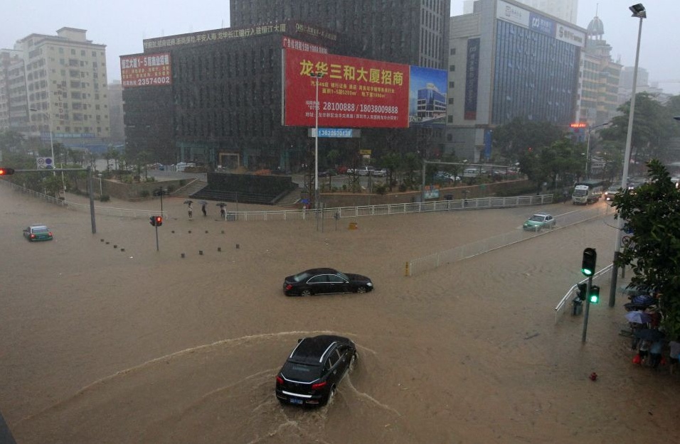 11 мая, Шэньчжэнь, провинция Гуандун. Сильнейший с 2008 года ливень обрушился на город в выходные, в связи с этим власти города объявили красный – самый высокий – уровень опасности.