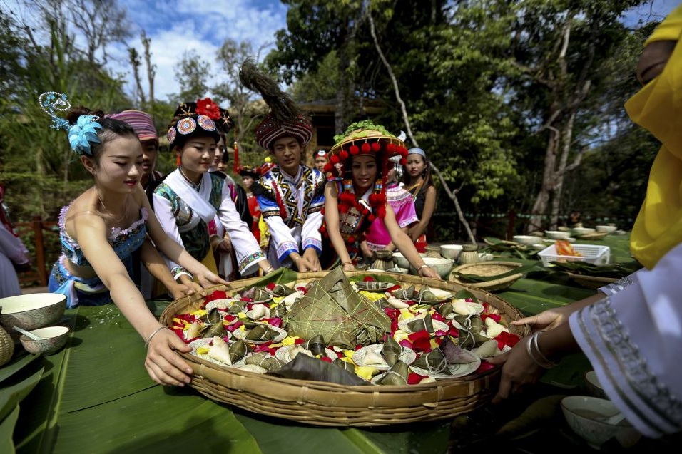 Жители провинции Юньнань готовят традиционное китайское блюдо цзунцзы в честь наступающего праздника Дуаньу (Праздник драконьих лодок) 