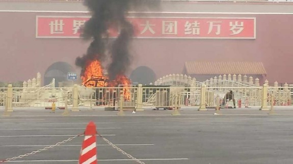 В Китае 3 человека приговорены к смертной казни за теракт на площади Тяньаньмэнь