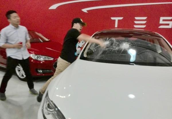 Рассерженный покупатель из Китая разбил новую Tesla