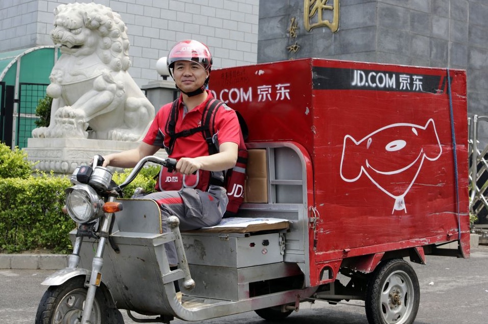 Ричард Лю, основатель одной из крупнейших в Китае торговых онлайн-площадок JD.com, за рулем трехколесного мотоцикла для доставки товаров.  В честь дня рождения интернет-гиганта глава компании лично доставлял товары покупателям.