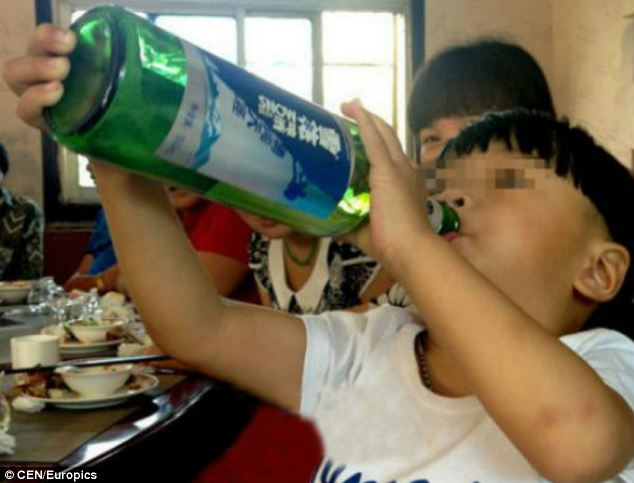 В Китае двухлетнего ребенка будут лечить от алкоголизма