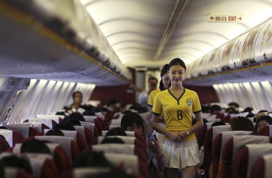 Стюардессы, одетые в футболки бразильской сборной по футболу, на рейсе Куньмин-Ханчжоу 