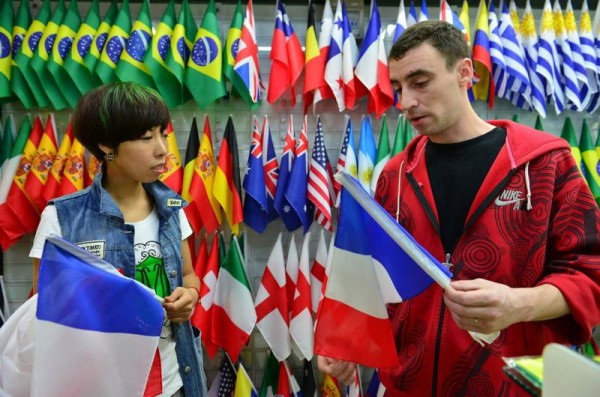 Бизнесмен выбирает флаги в Международном торговом центре города Иу