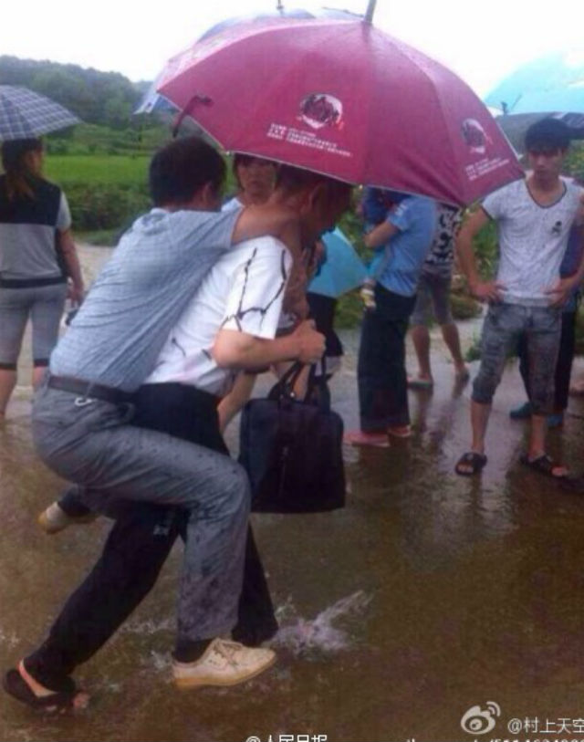 Китайский чиновник уволен за езду на подчиненном в районе наводнения 