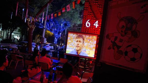 Китайские болельщики смотрят Чемпионат мира по футбола в одном из баров. Фото: Ng Han Guan /Associated Press
