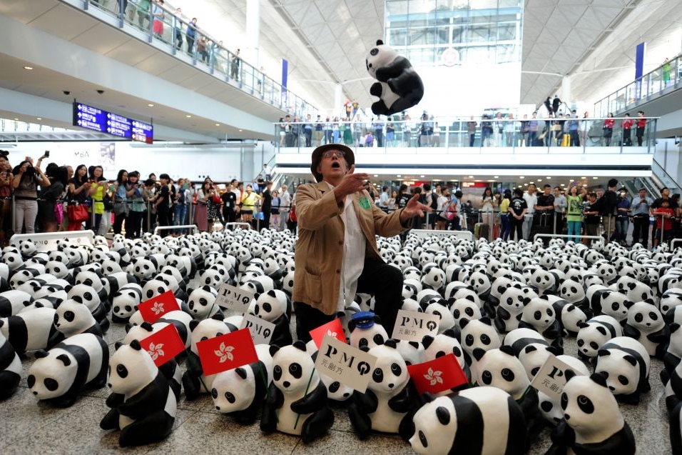 Французский художник Пауло Гранжу совместно с Всемирным фондом дикой природы создал 1600 маленьких панд из папье-маше и теперь путешествует с ними по миру. В июне инсталляция прибыла в Гонконг, где будет выставляться в различных публичных местах. 