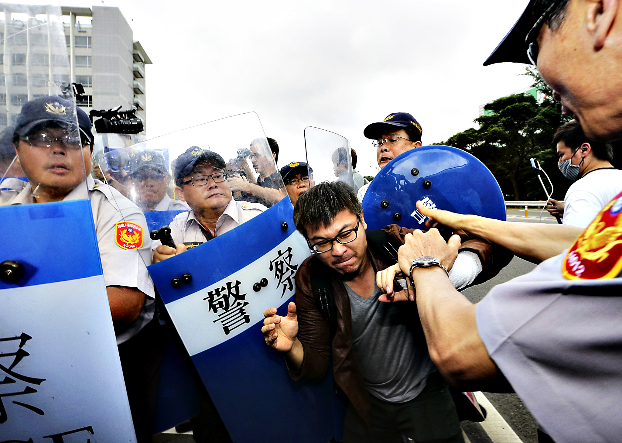 Тайваньский активист участвует в потасовке с полицией острова во время встречи главы Канцелярии по делам Тайваня при Госсовете КНР Чжан Чжицзюня с руководителем тайваньского Совета по делам материкового Китая Ван Юйци. 