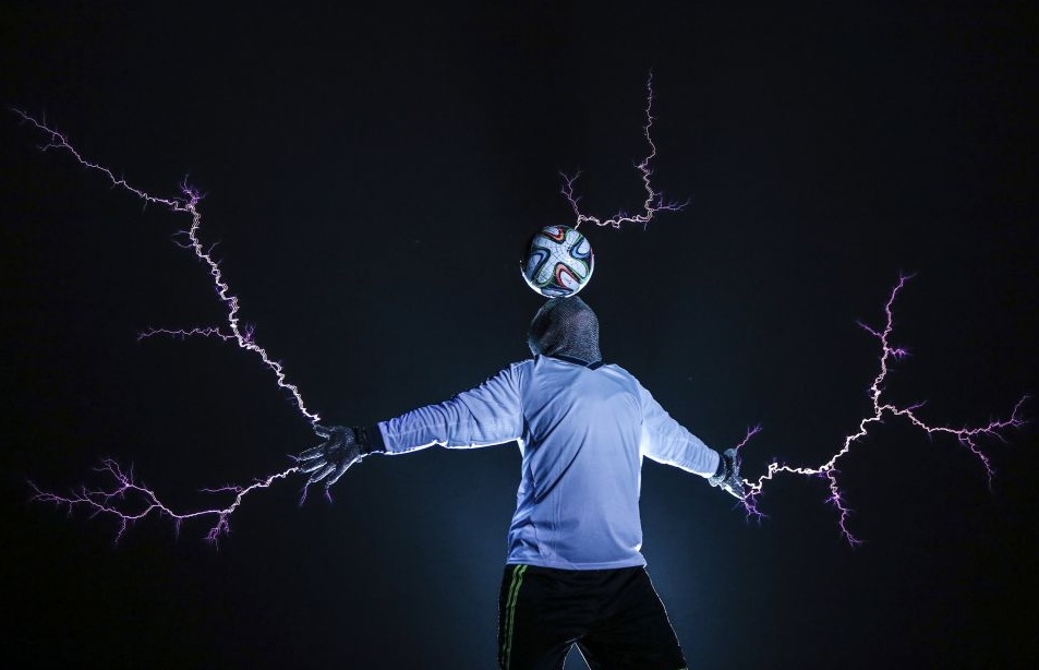 Участник китайской арт-группы Thunderbolt Craziness во время выступления. Эффекты молний достигаются за счет катушек Тесла. А благодаря"клетке Фарадея", заземленным костюмам из хорошо проводящих электричество материалов, участники коллектива остаются невредимыми. 