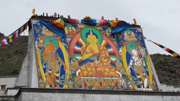 Фестиваль изображений Будды в Тибете привлёк тысячи верующих и туристов