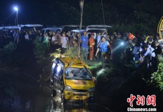 В Китае 8 детей погибли в результате падения микроавтобуса в водоем