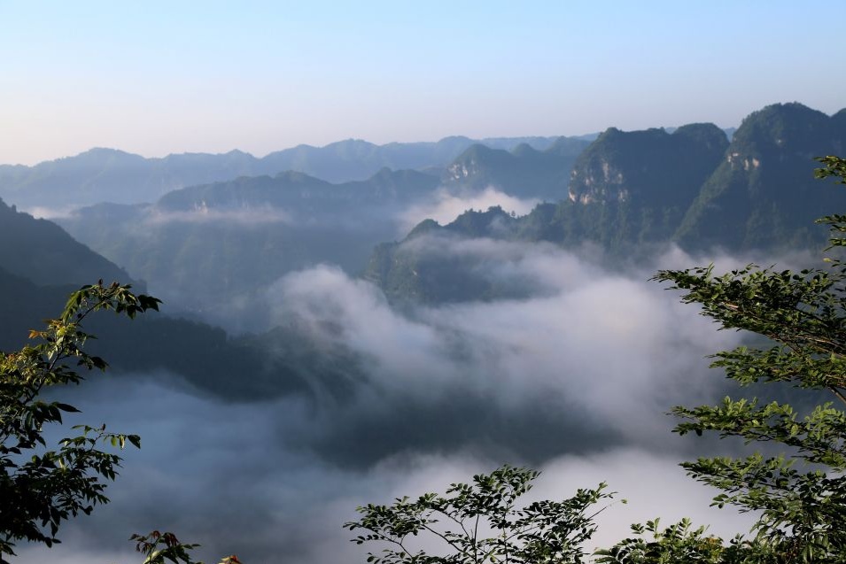 Вид на ущелье Айчжай недалеко от города Цзишоу, провинция Хунань.